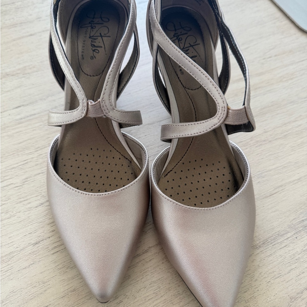NWT Life Stride Women's Pointed Toe Strap heels in Champagne (Size 6)